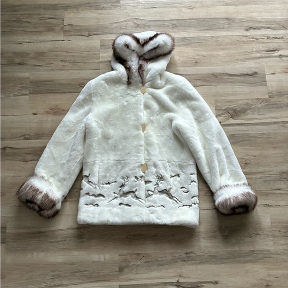 Elegant White Faux Fur Coat with Reindeer Design - Picture 4 of 12